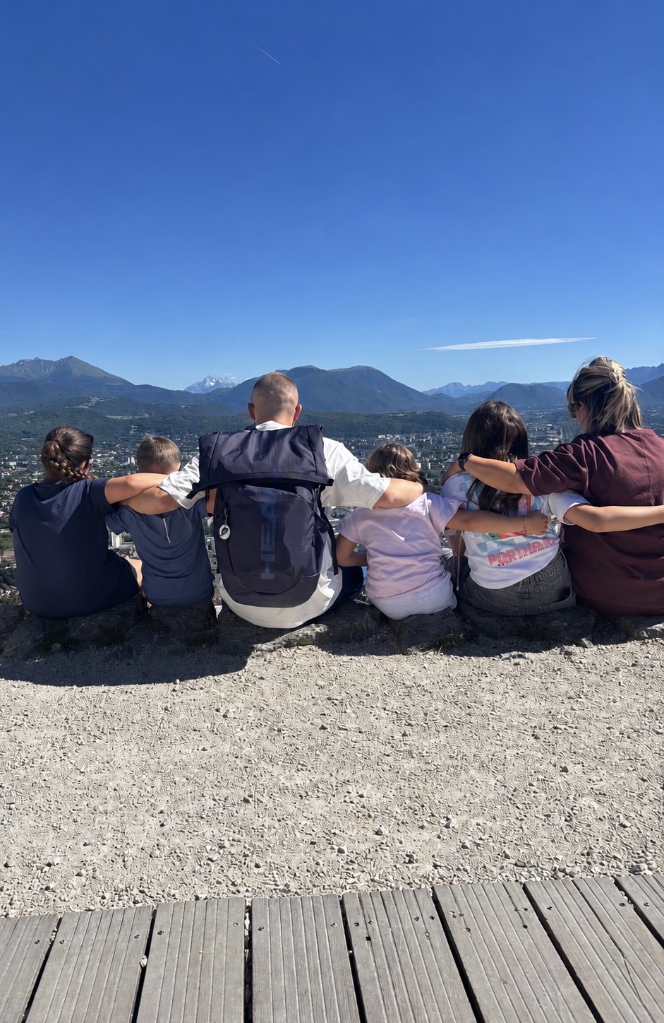 Mehdi Errif entouré de sa famille face aux montagnes